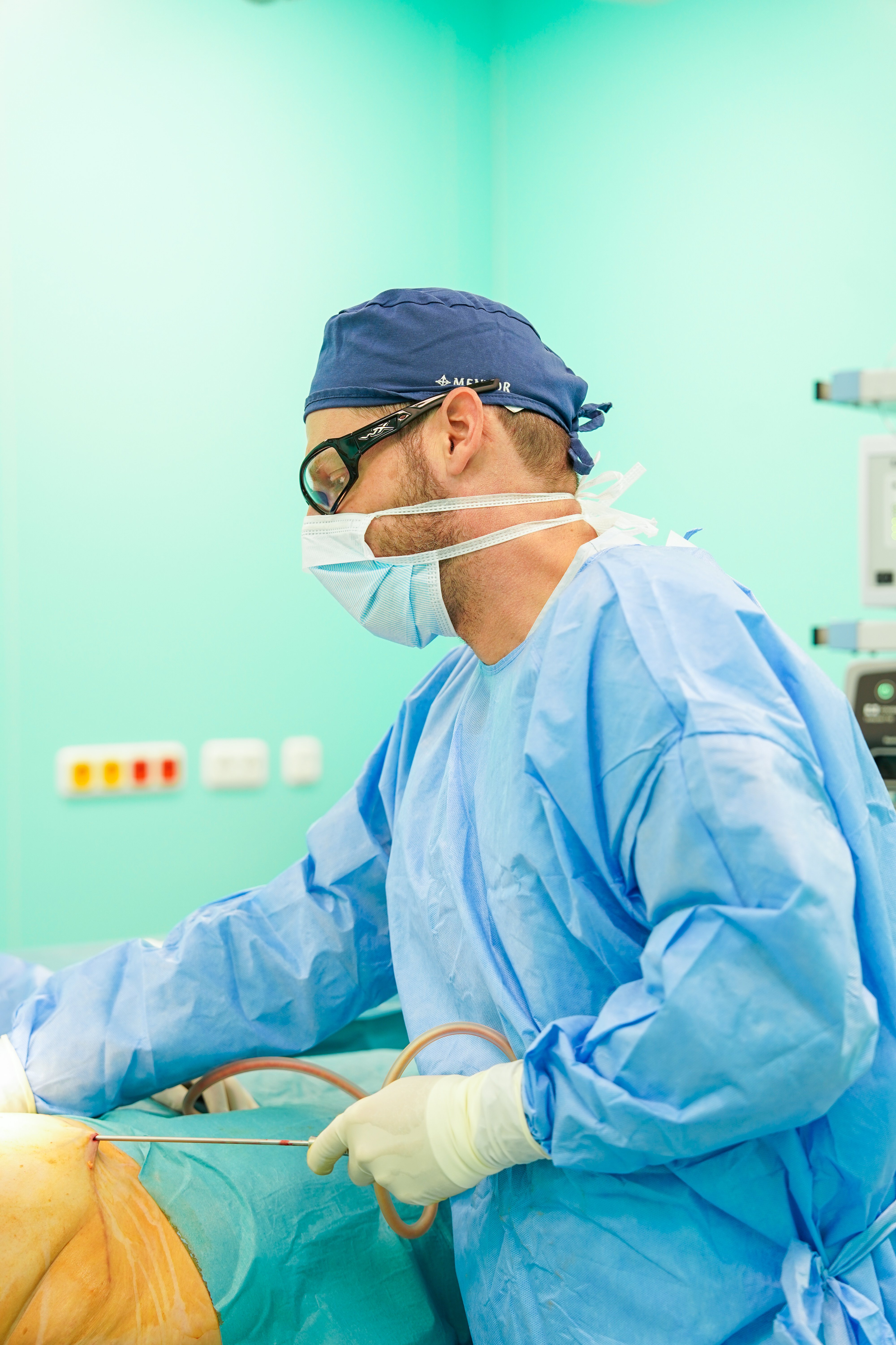 MUDr. Martin Skála během operace liposukce na operačním sále.